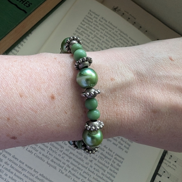 Elegant Green Beaded Bracelet - Picture 3 of 6